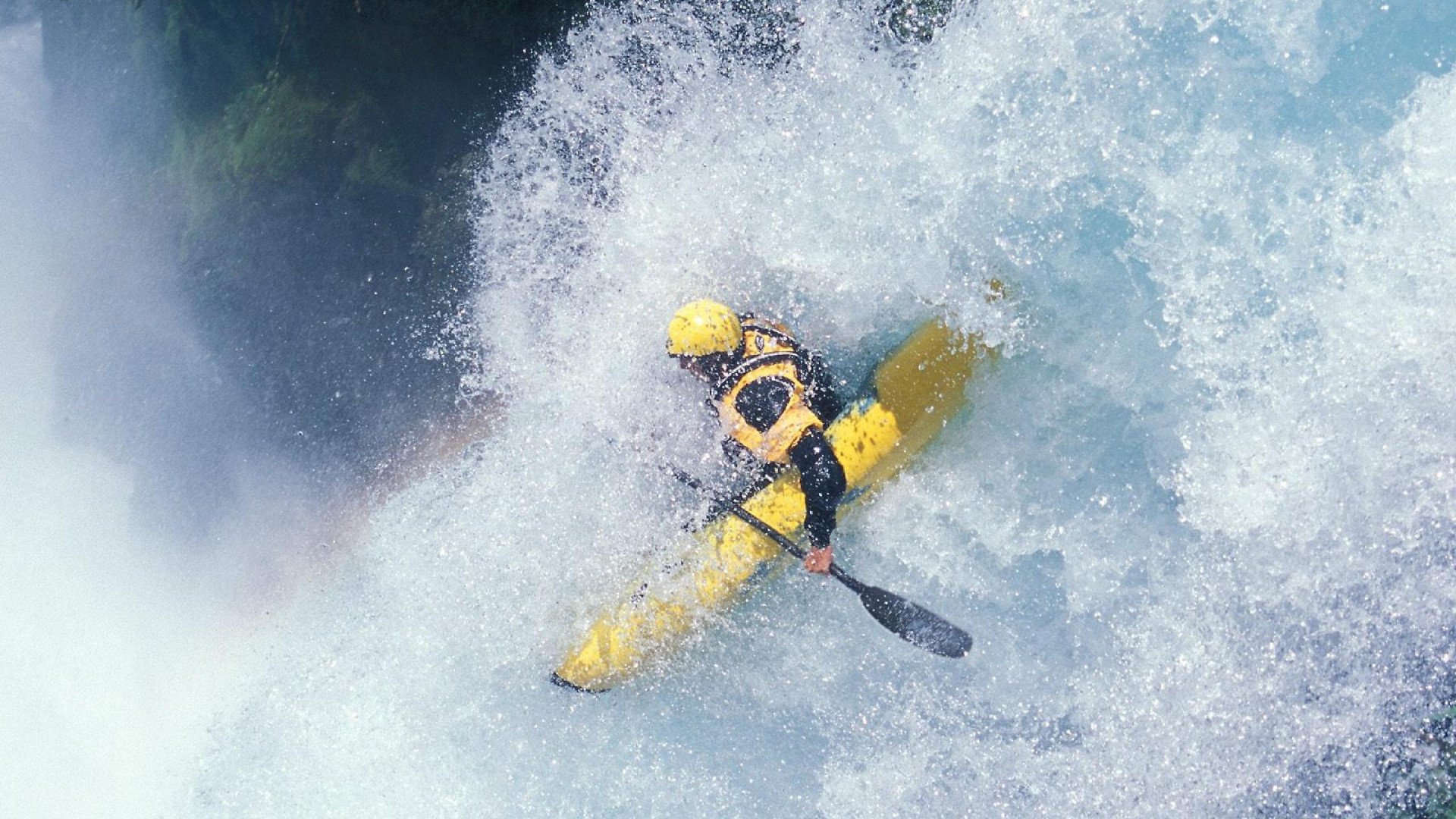 “快艇冲浪：东三叉湖赛场成为水上极限运动的标杆”
