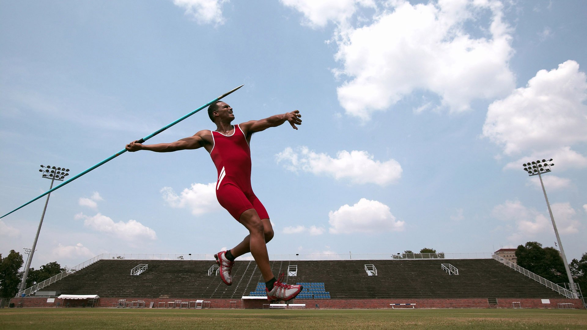 国家队制定专项技能训练计划提升关键位置竞争力，国家队体能训练方案